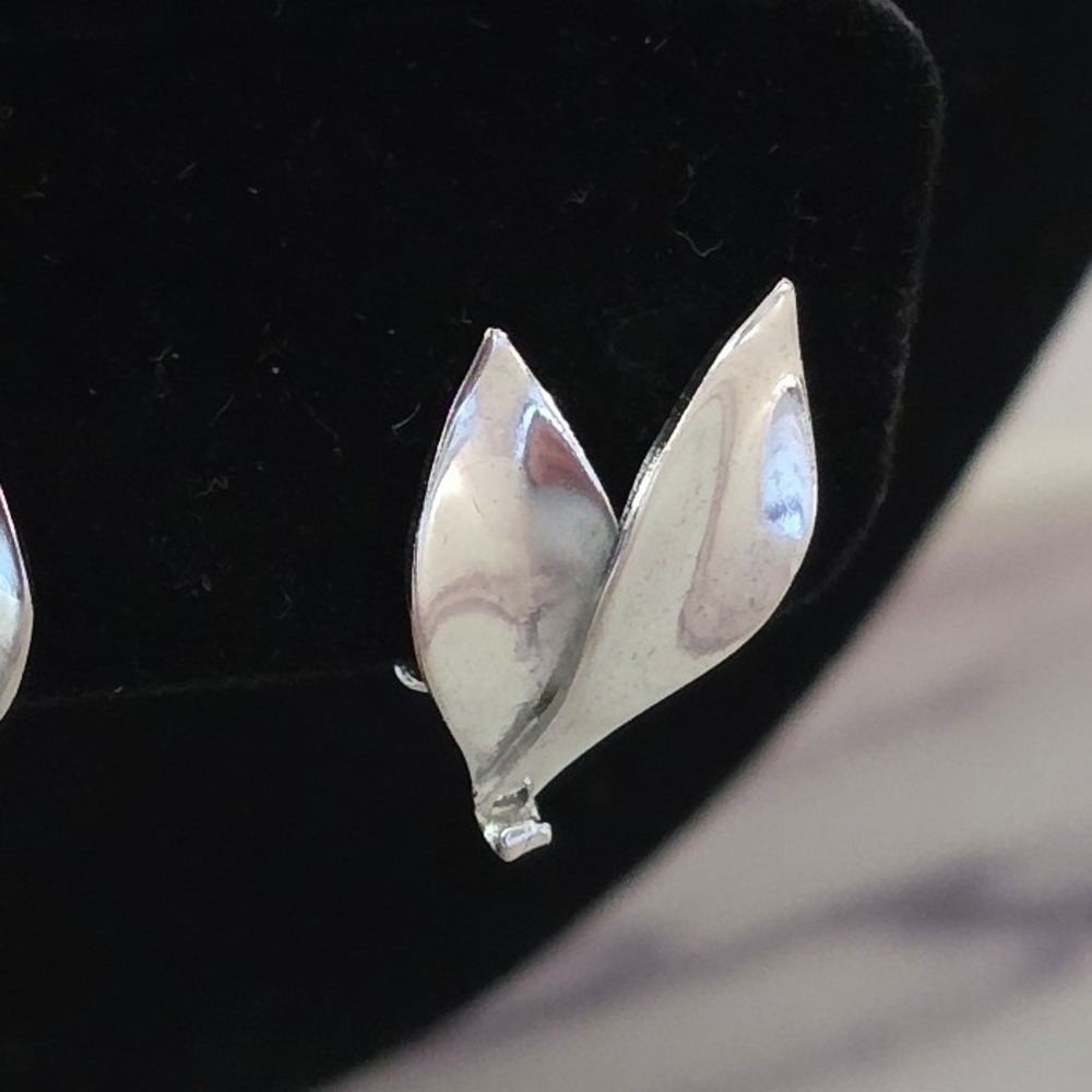 Vintage Silver Tone Double Leaf Clip On Earrings Botanical Modernist‎ Jewelry - Picture 2 of 6